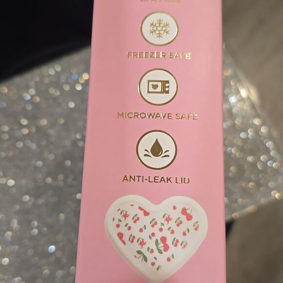 Juicy Couture Home 8-PC Heart Shaped Printed Silicone Snacking Container Set - Picture 7 of 8